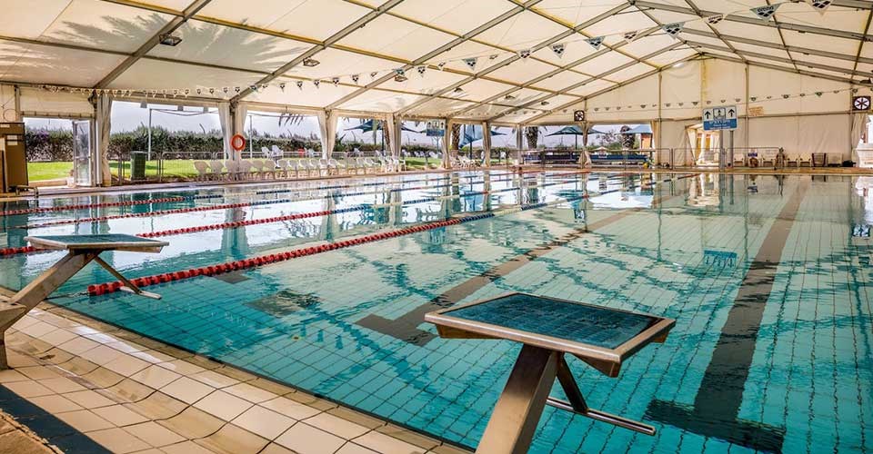 בריכת שחייה