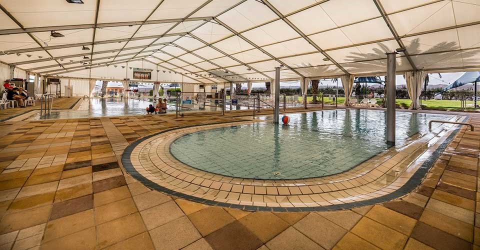 בריכת שחייה